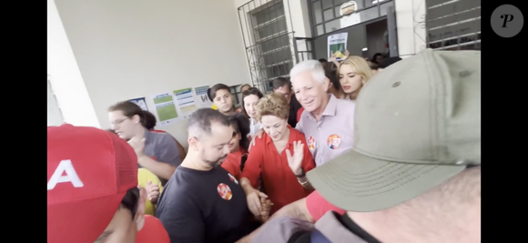 A ex-presidenta Dilma Rousseff, do PT, é aplaudida e cercada por admiradores ao votar no segundo turno das eleições presidenciais 2026
