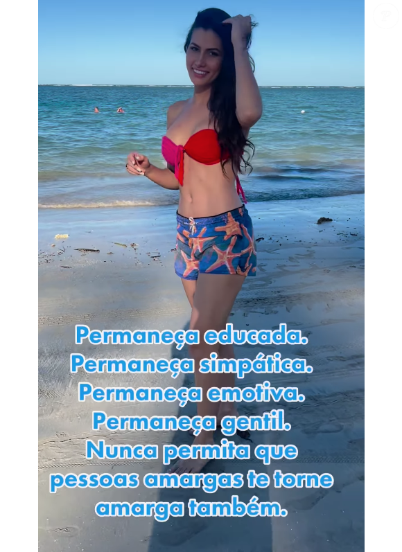 De biquíni e microshort, a esposa de Amado Batista desfilou ao som de 'Um Avião de Mulher', música do cantor em uma praia