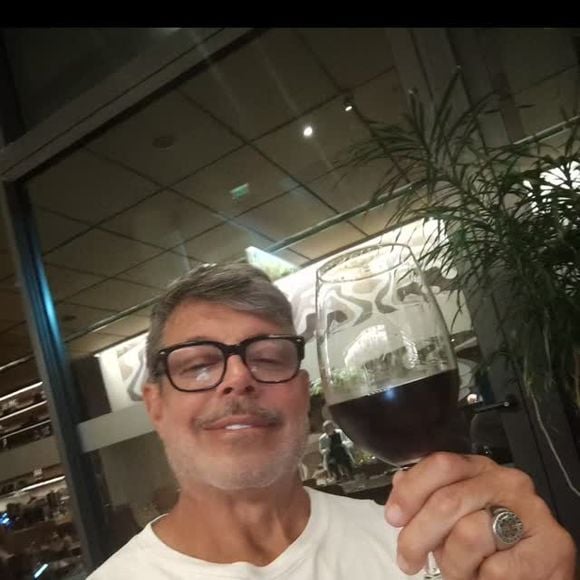 Alexandre Frota partiu para cima do homem após ele gritar o nome de Romário diversas vezes