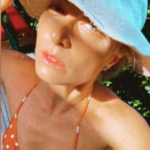 Moda praia de Angélica: A combinação do poá no biquíni é uma ótima pedida. A estampa é vintage, atemporal, e cai bem em todas as épocas!