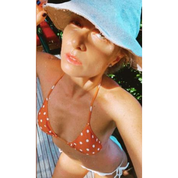 Moda praia de Angélica: A combinação do poá no biquíni é uma ótima pedida. A estampa é vintage, atemporal, e cai bem em todas as épocas!