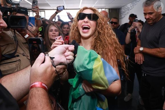 Shakira, ao chegar no Brasil, foi recepcionada em grande estilo pelos fãs, para a sua turnê 'Las Mujeres Ya No Lloran World Tour'.
