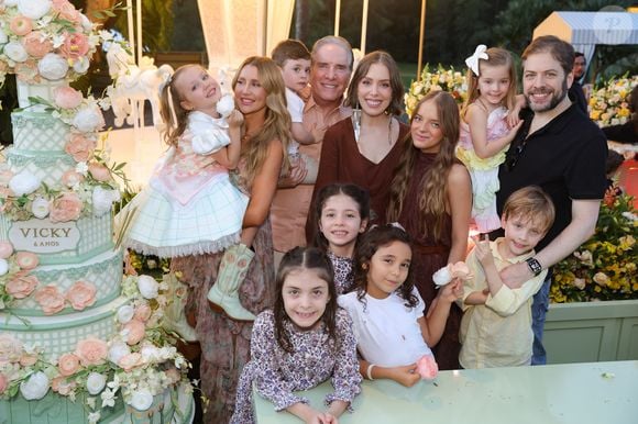Vicky também posou ao lado de seus familiares, incluindo Rafaella Justus e Manuella, filha de Ticiane Pinheiro e César Tralli