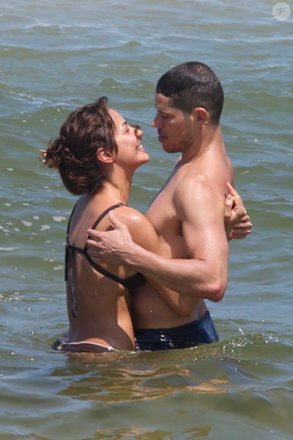 José Loreto e Fernanda Marques namoraram em praia do Rio