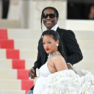 "Perto do fim do intervalo, ela, o rapper e seus filhos se juntaram novamente. Ele devolveu o bebê que estava segurando para a mulher. Rihanna então disse aos filhos, "desejem boa sorte ao papai" e Rocky deu um beijo em Rihanna e nos bebês"