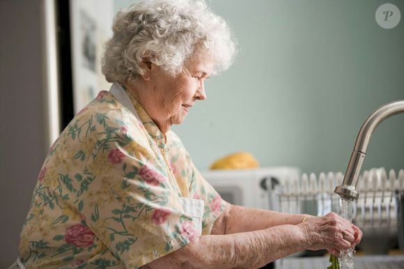 A forma disso acontecer é transferir apenas a titularidade do imóvel, e não a propriedade plena, deixando o doador ao direito de usufruto vitalício