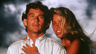 ‘A família queria provar para Ayrton Senna que Adriane Galisteu era p*ta’: conteúdo de dossiê entregue ao piloto 1 dia antes da morte vem à tona