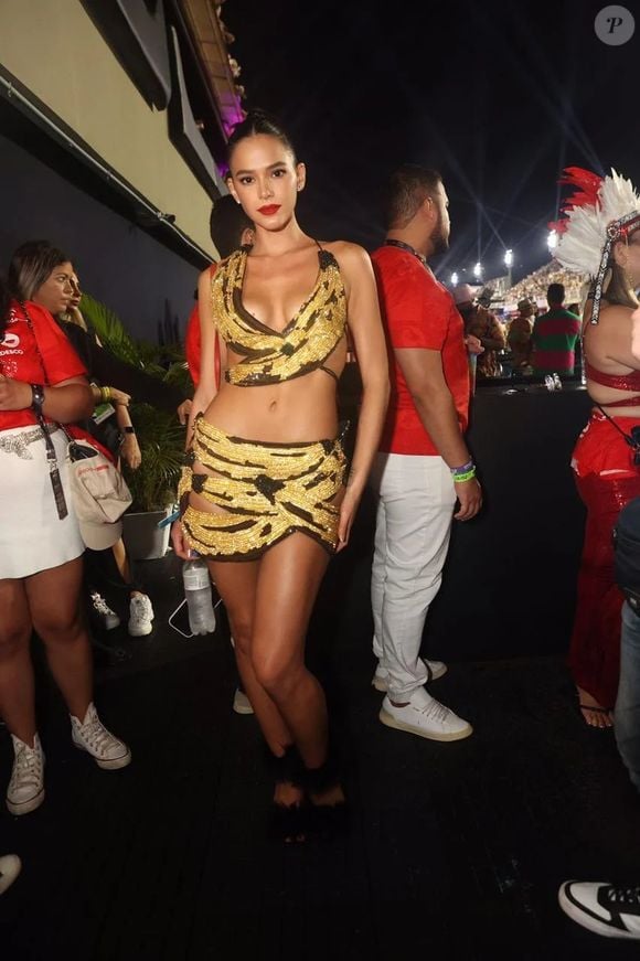 Bruna Marquezine ousou com um look divertido, composto por top e saia de bananas para curtir a noite na Sapucaí, no Rio de Janeiro.