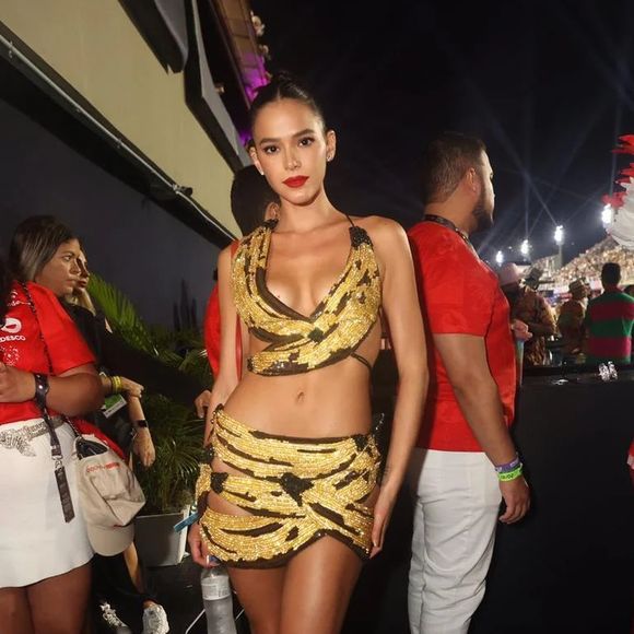 Bruna Marquezine ousou com um look divertido, composto por top e saia de bananas para curtir a noite na Sapucaí, no Rio de Janeiro.