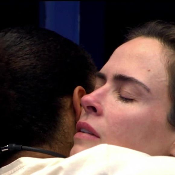 Ana Paula Renault reage à visita surpresa de Tadeu Schmidt na reta final do BBB 26