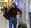 Moda inverno 2025: Bruna Marquezine aposta em combinação clássica de suéter com jeans e blazer, que nunca sai de moda - atemporal e versátil.