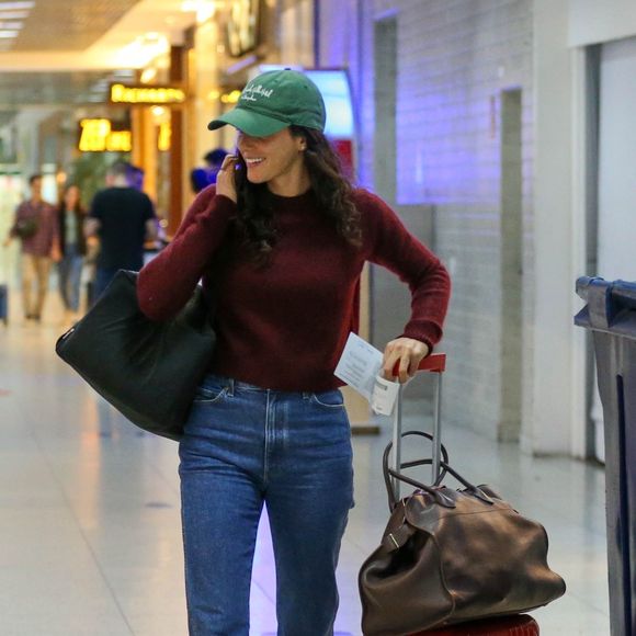 Moda inverno 2025: Bruna Marquezine aposta em combinação clássica de suéter com jeans e blazer, que nunca sai de moda - atemporal e versátil.