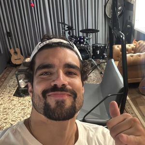 Mais tarde, os dois foram vistos juntos em outro ponto da festa, cercados por amigos, enquanto Simaria cantava "Quando o Mel é Bom". Ainda de acordo com a colunista, neste momento, Caio continuava atento, sem disfarçar o interesse