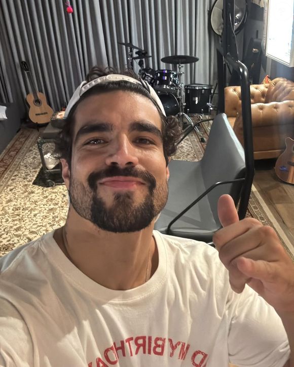 Mais tarde, os dois foram vistos juntos em outro ponto da festa, cercados por amigos, enquanto Simaria cantava "Quando o Mel é Bom". Ainda de acordo com a colunista, neste momento, Caio continuava atento, sem disfarçar o interesse
