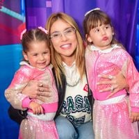 Virgínia faz 1ª aparição pública após separação de Zé Felipe e filhas roubam a cena com caras e bocas em evento em SP