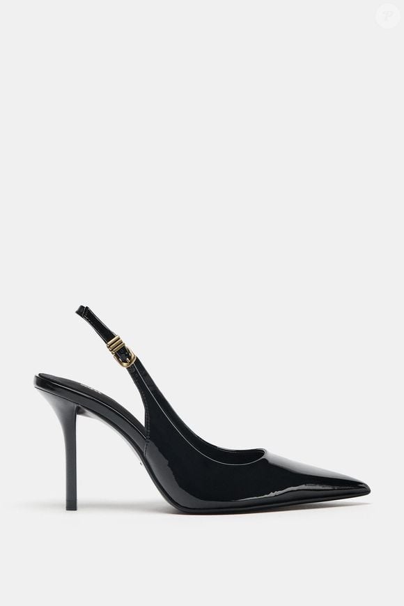 O slingback preto da Zara resgata a estética dos anos 80 com salto alto e fino, bico marcado e acabamento em verniz, além de combinar com diferentes peças do guarda-roupa
