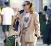 Além do look, Paolla Oliveira não dispensou os óculos escuros, o cabelo preso, o brinco dourado e o tênis casual branco confortável.