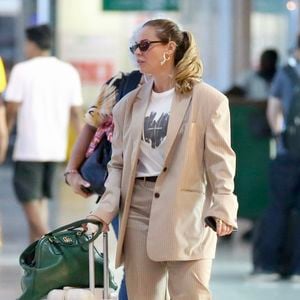 Além do look, Paolla Oliveira não dispensou os óculos escuros, o cabelo preso, o brinco dourado e o tênis casual branco confortável.