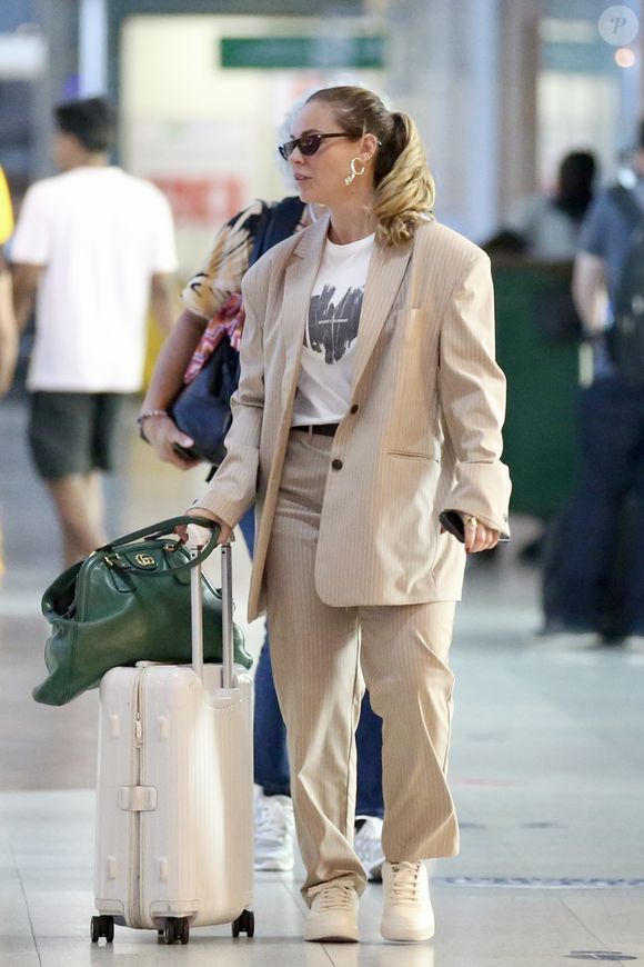 Além do look, Paolla Oliveira não dispensou os óculos escuros, o cabelo preso, o brinco dourado e o tênis casual branco confortável.