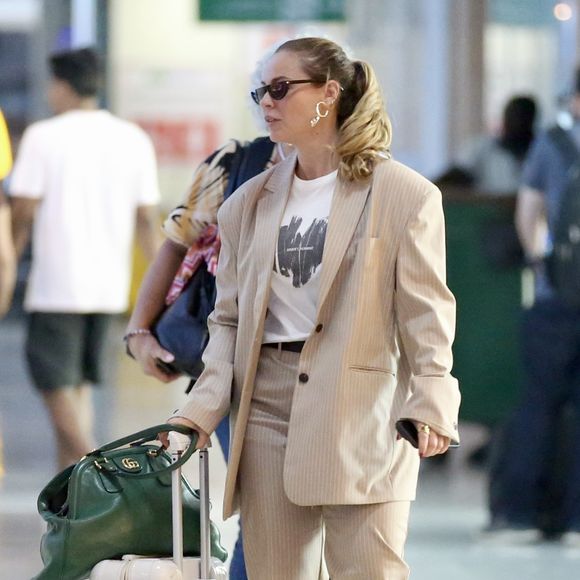 Além do look, Paolla Oliveira não dispensou os óculos escuros, o cabelo preso, o brinco dourado e o tênis casual branco confortável.