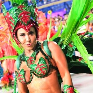 Musa da Grande Rio, Mulher Melão usa cola no tapa-sexo e revela efeito colateral preocupante na região íntima: 'Ardendo'