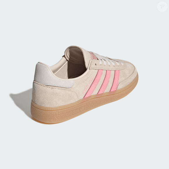 Disponível no site oficial da Adidas por R$ 799,99, com parcelamento em até 8 vezes sem juros, o Handball Spezial se consolida como investimento certeiro para 2026