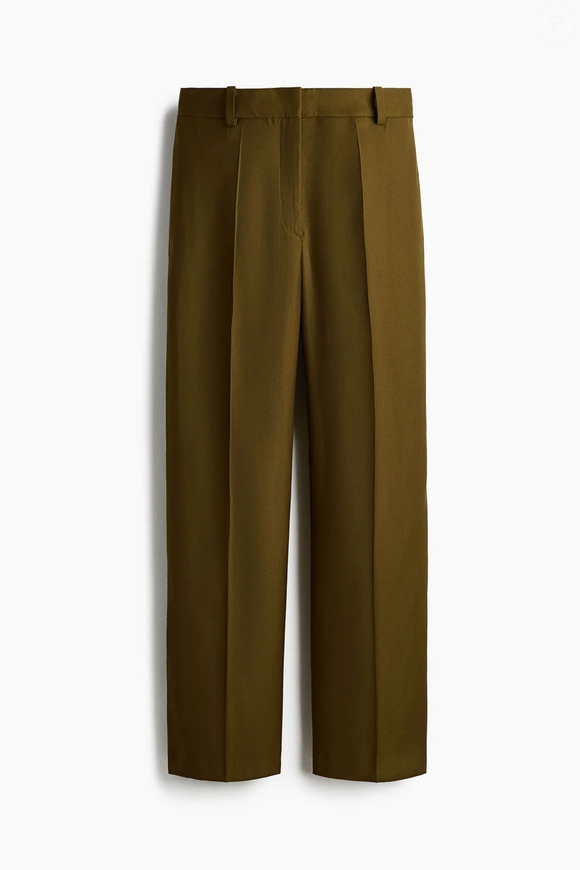 Com caimento reto e vincos marcados, o modelo é perfeito para elevar produções básicas com elegância e informação de moda. Até a publicação desta matéria, o preço era de R$ 199,90 na H&M