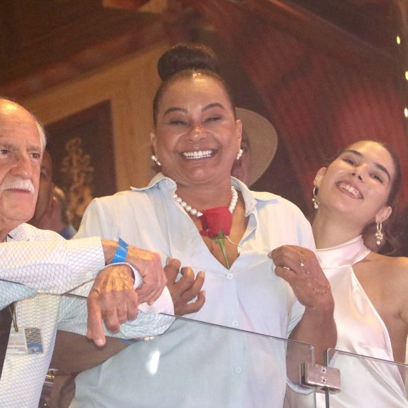 Solange Couto, Ary Fontoura e outros famosos marcam presença no Além do Horizonte, de Roberto Carlos.