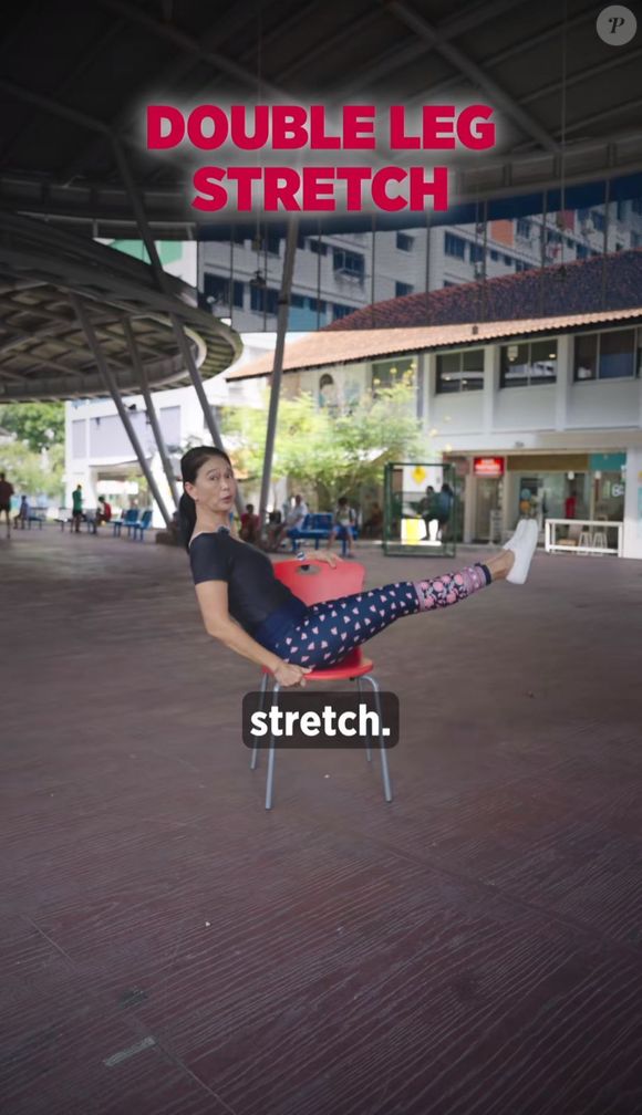 O exercício de pilates na cadeira focado no abdômen deixa a região mais fortalecida, além de melhorar a coordenação motora das pernas, estabilizando o tronco.
