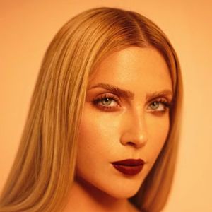 Jade Picon combinou look com maquiagem expressiva