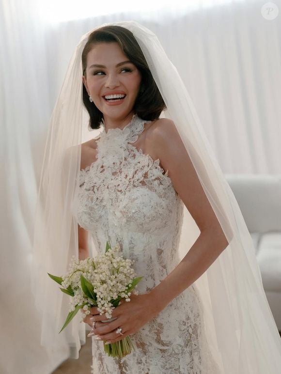 Noiva fashionista: renda floral e corte reto transformam look de Selena em peça digna de editorial