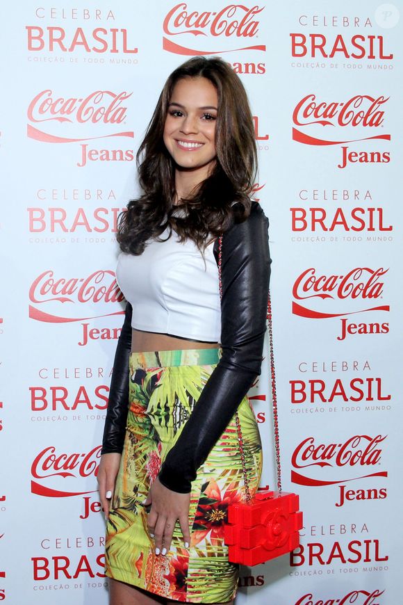 Bruna Marquezine usou top cropped e bolsa lego na São Paulo Fashion Week 2013