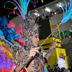 Sabrina Sato ainda exibiu um adereço de cabeça de 15 kg em sua fantasia no desfile da Vila Isabel