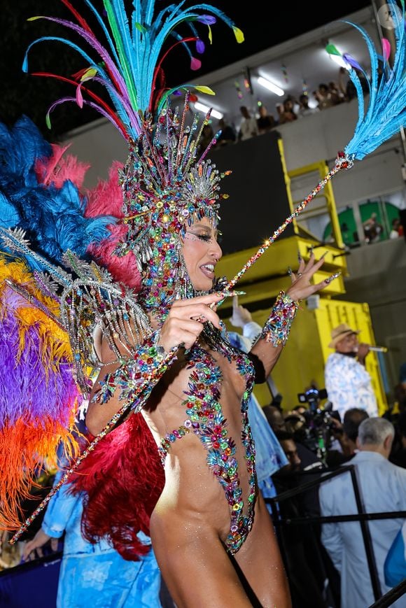 Sabrina Sato ainda exibiu um adereço de cabeça de 15 kg em sua fantasia no desfile da Vila Isabel