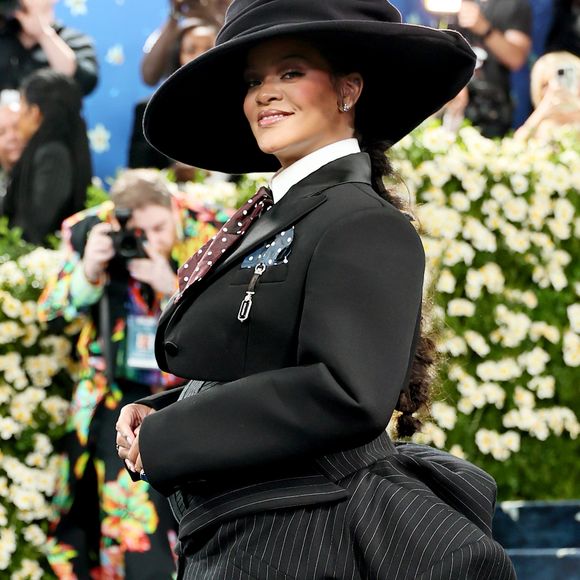 Com barriguinha em evidência, Rihanna celebra a maternidade como expressão de moda e identidade no Met Gala
