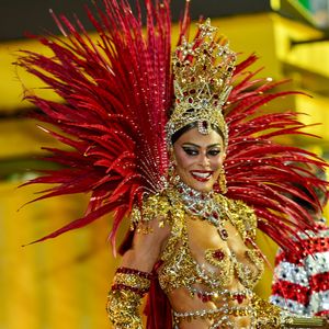 Juliana Paes desfilou com um sutiã em formato de coração, bordado com cristais e aplicações florais