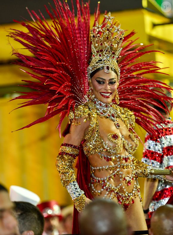 Juliana Paes desfilou com um sutiã em formato de coração, bordado com cristais e aplicações florais