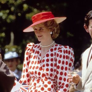 A força da nostalgia segue ditando rumos na moda, e parte desse movimento passa por revisitar ícones que marcaram gerações. Entre eles, a Princesa Diana ocupa um lugar de destaque.