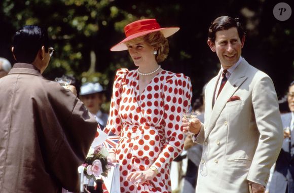 A força da nostalgia segue ditando rumos na moda, e parte desse movimento passa por revisitar ícones que marcaram gerações. Entre eles, a Princesa Diana ocupa um lugar de destaque.