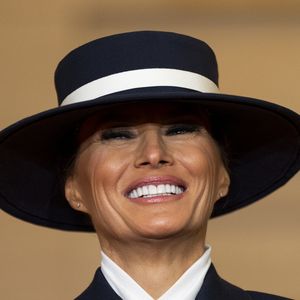 Melania Trump na posse de Donald Trump, em 2025, chamou a atenção por seu look sóbrio, na tonalidade azul-marinho.
