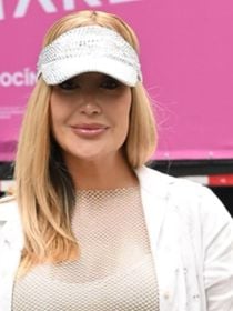 Grávida do 1º filho e longe da TV há 6 anos, Josie Pessoa segura barriga em bloco de pré-Carnaval 2026 do RJ. Fotos!