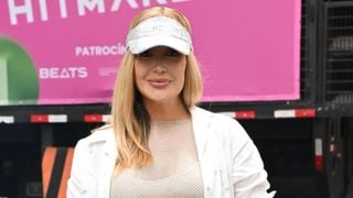 Grávida do 1º filho e longe da TV há 6 anos, Josie Pessoa segura barriga em bloco de pré-Carnaval 2026 do RJ. Fotos!