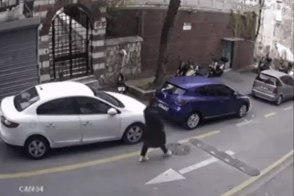 Câmeras de segurança registraram a fuga de Sevil Akdağ após o crime; ela foi localizada no bairro de Esenyurt no dia seguinte