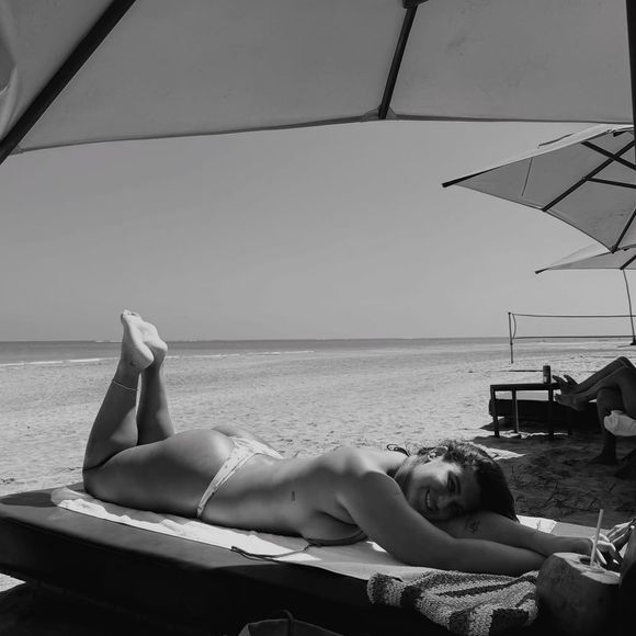 Com bumbum para cima e topless, Giulia Costa recebeu muitos elogios na web