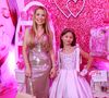 Deolane Bezerra e Valentina celebraram juntas em meio a uma decoração assinada e cheia de elementos instagramáveis