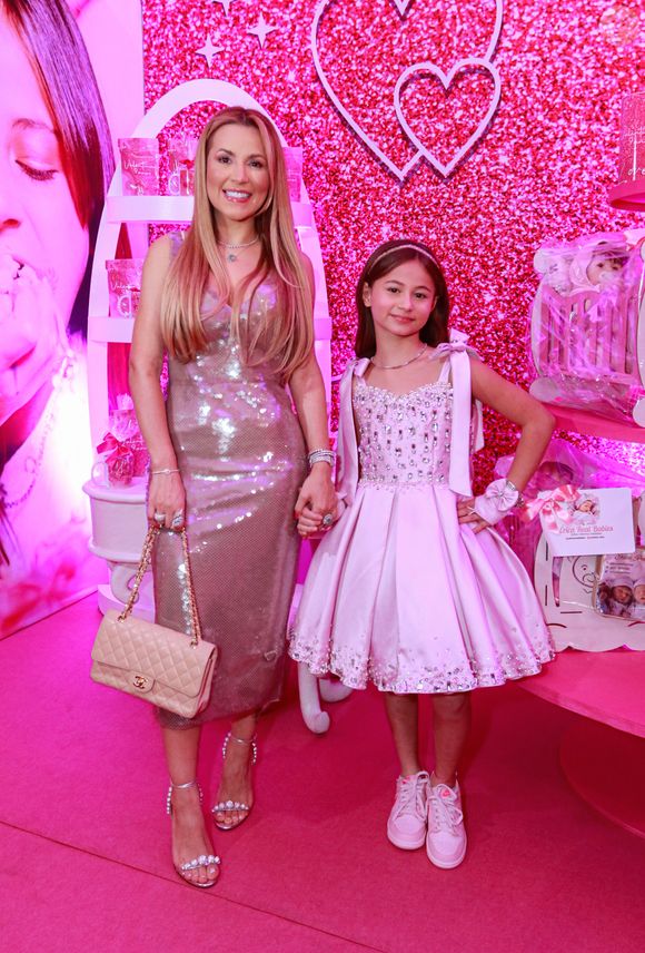 Deolane Bezerra e Valentina celebraram juntas em meio a uma decoração assinada e cheia de elementos instagramáveis