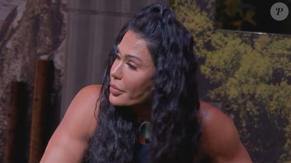 O meio rabo de cavalo é um penteado fofo e prático, no qual você prende a metade superior do cabelo em um rabo de cavalo e deixa a metade inferior solta.