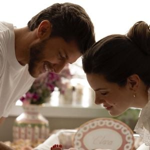 Camila Queiroz sobre nascimento da primeira filha: ‘Um amor sem explicação, a mais forte emoção que já sentimos’