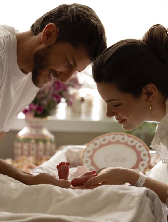 Camila Queiroz sobre nascimento da primeira filha: ‘Um amor sem explicação, a mais forte emoção que já sentimos’