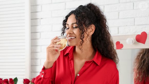 O que muitos não sabem é que a ciência tem o truque perfeito para potencializar a fixação do perfume